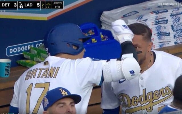 あれ、変わった…？ 大谷翔平、ベンチで“謎の動き”「何だろう？」 デコピンポーズ直後に新パフォーマンス？「仲良いw」「めっちゃ楽しそう」