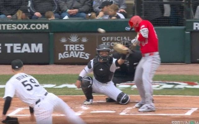 どこ投げてんだよ！エ軍トラウトに“まさかの展開”「えっ？」 第一打席でいきなり死球直撃… 球場騒然