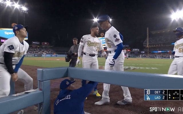 フリーマンの同点2ランで大谷翔平が“異例”代役 カメラが捉えた一幕に反響「大谷さんのヒマワリがこなれてないｗ」