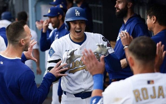 ロハスが待ち望んだ大谷翔平との共演　ベンチでまさかの“シンクロ”「いい顔してますね」