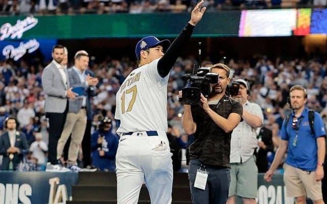 大谷翔平、チャンピオンリングの様子を公開　「For Decoy」愛犬デコピンが“トリ”を飾る