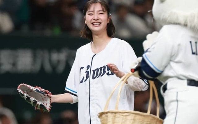 ベルーナに舞い降りたショートボブ女優が「流石にかわいすぎますよおお！」ノーバン投球に「ナイスピッチングです」