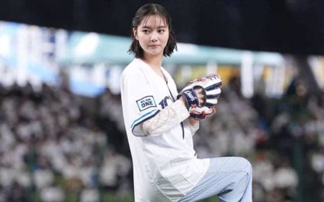人気女優が降臨「緊張したー！」　完璧投球に歓喜の“ピョン”「いままでで一番良かった」