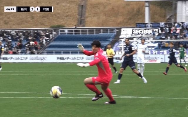 衝撃のミス…町田GKの“空振りオウンゴール”にファン騒然「何が起こった…」「やっちまった」味方DFへも批判「ゴールを外すのが基本」