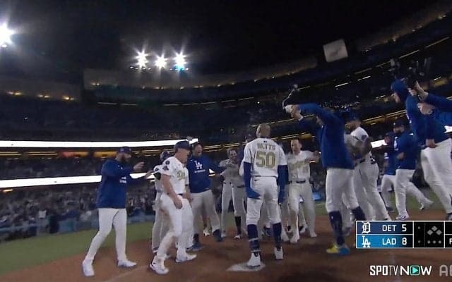 “不屈の男”ベッツ、サヨナラ弾でド軍ナインがお祭り騒ぎ まさかの手荒い祝福に「水掛けすぎやろ」SNSで話題