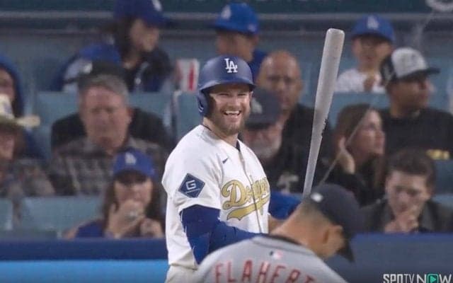 一体、何が起きた…？ ド軍マンシー、相手投手に“まさかのリアクション”「どうした？w」 球審の判定後に起きた“珍シーン”「めっちゃ笑ってるやん」