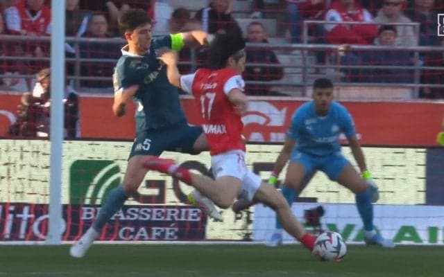 衝撃の一発！中村敬斗、GKも追いつけない理不尽ゴラッソ炸裂！「ハンパない」「シュート天才なんよ」DFを翻弄して右足一閃、スーパーゴールを叩きこんだ瞬間