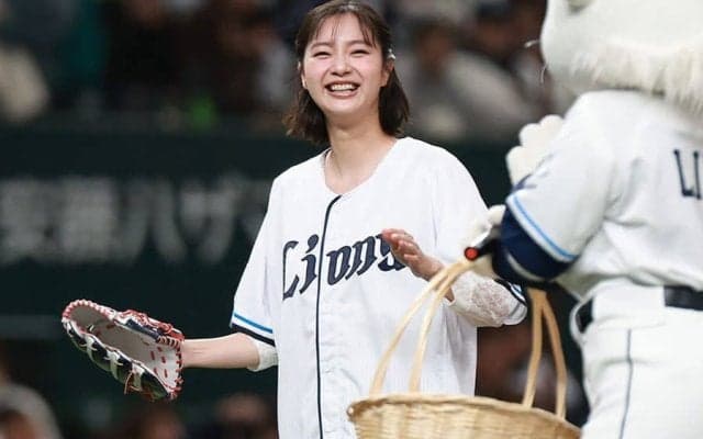 飛び跳ねる人気女優が「可愛すぎてやばい」　あふれる愛…完璧投球に思わず興奮