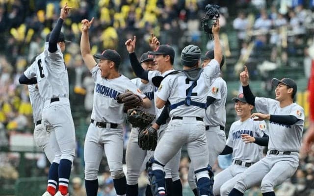 横浜が「秋春連覇」達成　松坂大輔さん擁した98年以来　センバツ