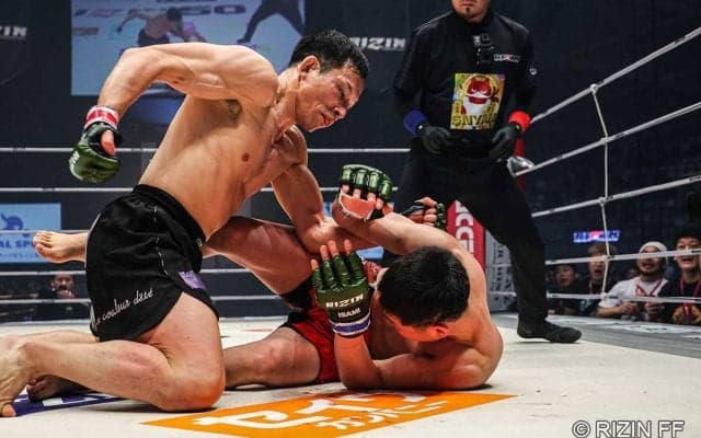 【RIZIN.50】セコンドの平本蓮が早々に“敗因分析”か……赤田プレイボイ功輝、ダウンを奪い合う“流血マッチ”も魚井に敗れ2連敗