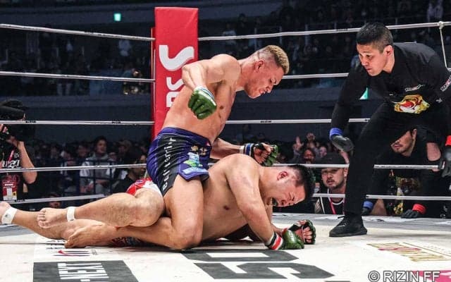 【RIZIN.50】身長204cmのエドポロキング、2度テイクダウン奪われるピンチも……“ロープを蹴って形勢逆転”TKO勝利