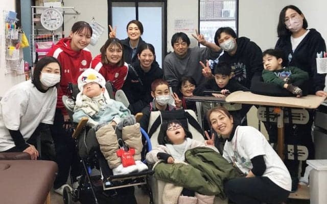 地元施設と“つながる”女王「社会にポジティブな変化を」富士通レッドウェーブの活動