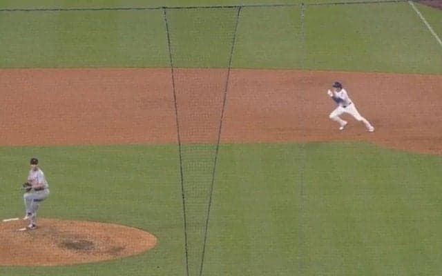 信じられない！ 大谷翔平が“デカすぎる”「マジかよ…」 前田健太のモーションを盗む→大胆リードから“爆速盗塁”「本当に走るの！？」