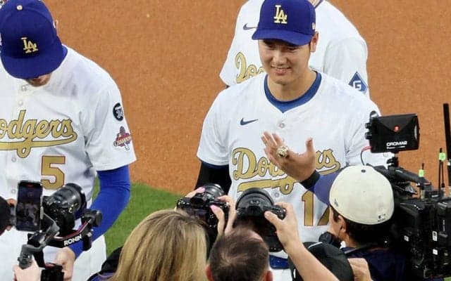 大谷らが手にしたリングにファン驚き　ダイヤ300個、サファイア120個「いくらするんだろう…」