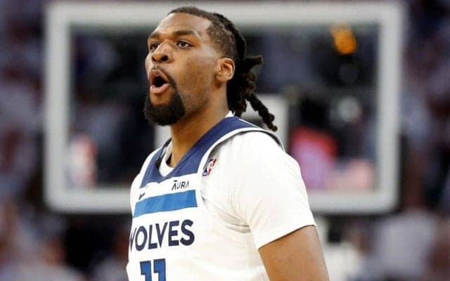 ウルブスとピストンズが観客席を巻き込む大乱闘…ヘッドコーチ含む計7名が退場処分