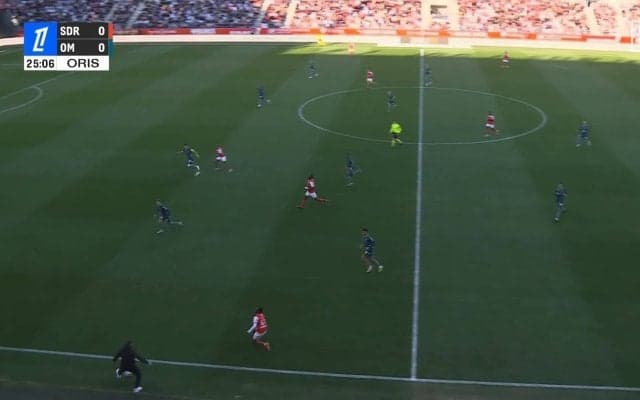 嘘だろ?三笘薫の元指揮官がピッチ脇で“神トラップ”「デ・ゼルビのビタ止め」あの名将が足元ピタリの足技を披露し話題に「久々に見たら神トラップしてるんだが」