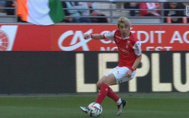 理不尽だ！伊東純也、相手4人を抜くイナズマ・スルーパス炸裂！「ドンピシャパスじゃん」ゴール目前に繰り出す絶妙クロスで決定機演出の瞬間