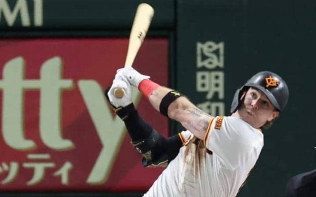 「相当いい選手を獲っているな」開幕から2戦連発のキャベッジは阿部監督の＂配慮＂も要因？　球界OBが着目した「打撃以外のたくみさ」