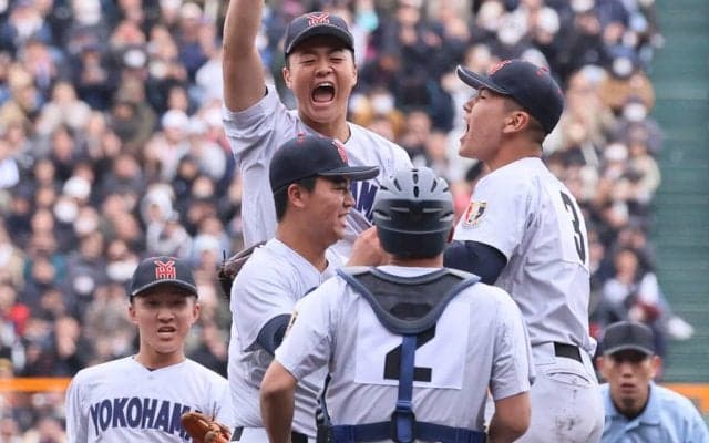【選抜高校野球】横浜を日本一へと導いた村田監督の「執念の采配」　１球継投、超前進守備、伝令...