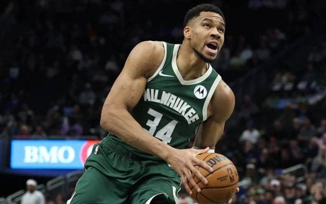 「ヤニスなら1970年代に1試合で250得点していただろうな」…レブロンの発言にヤニスが反応