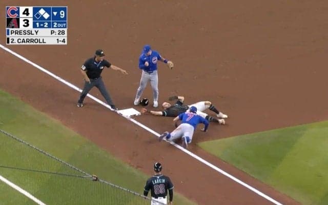 何やってんだよ！ まさかの展開… “衝撃の試合終了”「なんで？w」 暴走ランナーが飛び出す→猛ダッシュ“ジャンピングタッチ”に球場騒然