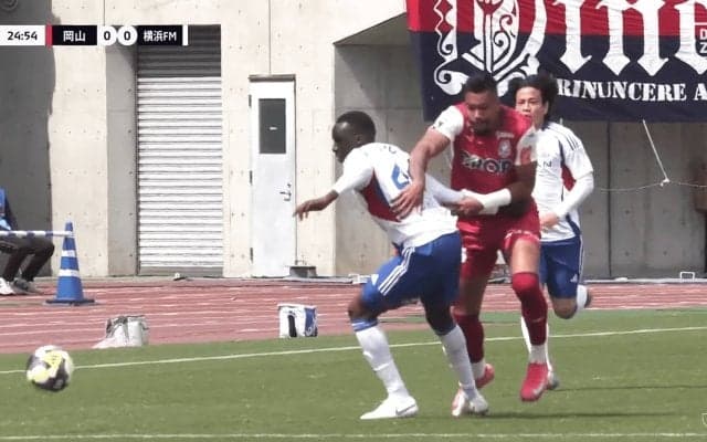 規格外！ 191cm・91kg重戦車の“ゴリゴリすぎる突破”に実況絶叫＆ファン驚愕「強いぞルカオ！」「えぐいってw」「バケモノすぎる…」岡山ガチムチFWがJ1リーグを席巻