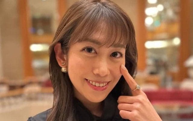｢仕上がってるなぁ｣“NHKの峰不二子”サウジ戦をプラベ観戦！ユニフォーム＆メガネ姿に｢美人すぎます｣の声
