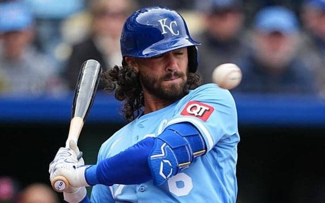 顔面襲った159キロ「一発退場だ」　ヘルメ吹っ飛び…同僚も禁止用語で激怒