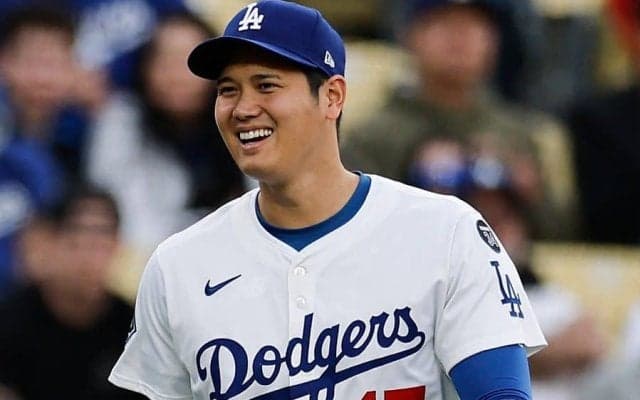 大谷翔平と“喋りまくる人物”「相変わらず仲良し」　中継で映り「めっちゃ話しかけてる」
