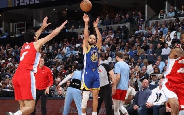 カリーが12本の3ポイントを含む52得点の爆発…ウォリアーズがグリズリーズから白星