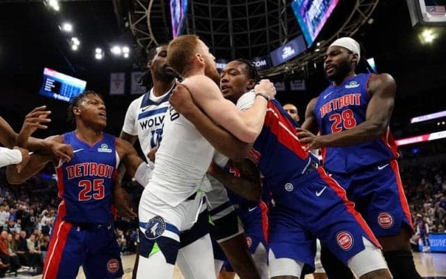 大乱闘に関わった5選手に出場停止処分…ピストンズのスチュワートは2試合出場停止