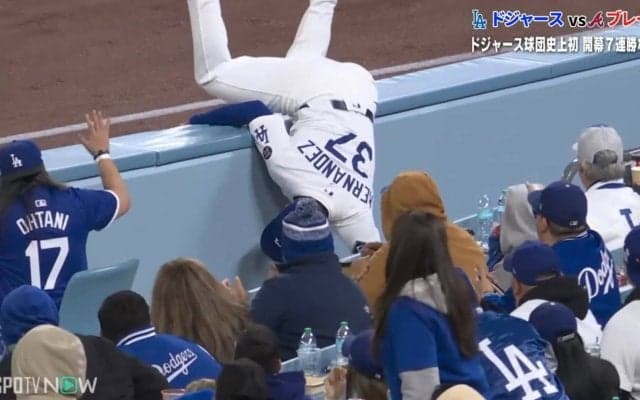 一歩間違えれば“遺恨”だが…ドジャース外野手が観客席に飛び込む超ファインプレー→元MLB右腕は“観客のマナー”を絶賛「捕りたかっただろうけど…」
