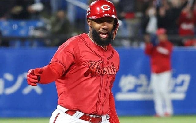 新助っ人が超弾丸アーチ「着弾まで速すぎ」　待望の一撃にファン熱狂「弾道えぐい」