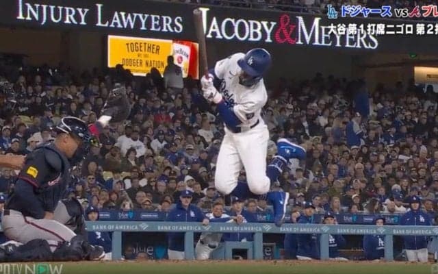 球場震撼！ ベッツに“危険すぎるハプニング”「痛いだろ…」 “最強左腕”の死球がかすめて吹っ飛んだ…！「軌道ヤバい」