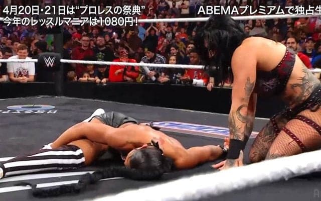 特別女子レフェリー、衝撃の“開脚”スタイルで半失神 前代未聞の“逆ギレ”被害に「やっちゃいけない攻撃」放送席ドン引き