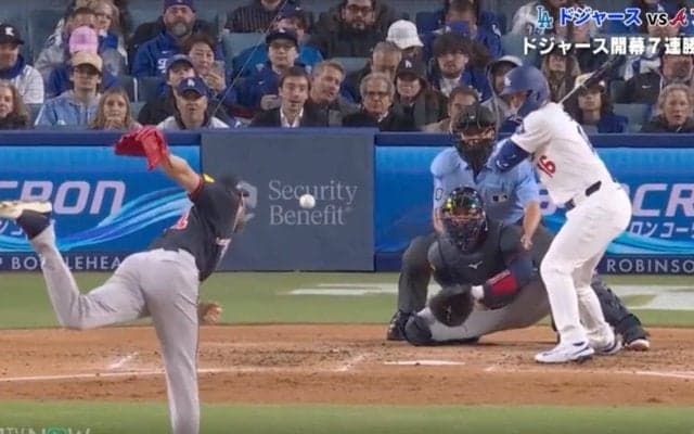 どこから来た…！？ 最強左腕、急激に曲がる“超魔球”に衝撃「エグすぎる」 210cmから投げ下ろす“悪魔的”バックドア「どうやって打つんだよ」