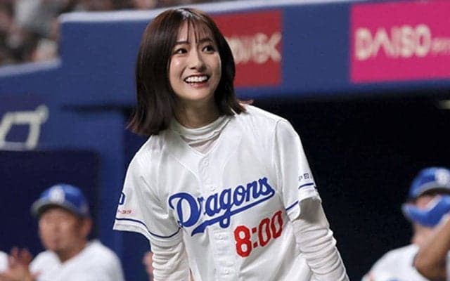 “日本No.1アナ”が「可愛すぎる」　投球にあちゃーも…夜も届けた癒し「背番号面白い」