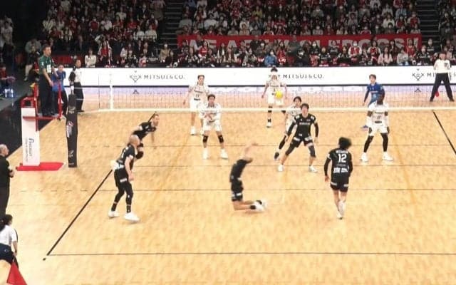 男子バレー、ありえない“エビ反り”トス！ 見たことない体勢＆トスから決めた衝撃スパイク 究極の連係プレー