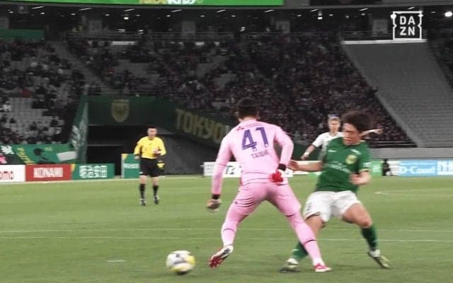 「何やってるんだ！」FC東京守護神の“衝撃失点”にSNS騒然…「ちょっとお粗末」「なに余裕こいてるんや」「やらかしてるな」野澤大志ブランドンが痛恨ミスの瞬間