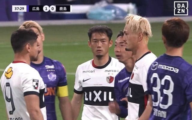 激昂！ 鹿島FWの“突き飛ばし暴挙”にスタジアム騒然…「レッドだろ」「なんてことするんだ」「しょうもないことするな」広島MFの遅延行為から一触即発になった一部始終