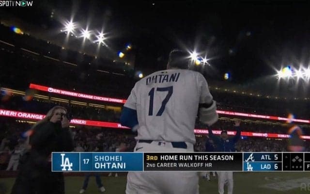 大谷翔平のサヨナラホームランでロバーツ監督も大はしゃぎ！ 勢いあまって大谷を“恋人つなぎハグ”でお出迎えの瞬間「愛が強すぎる」