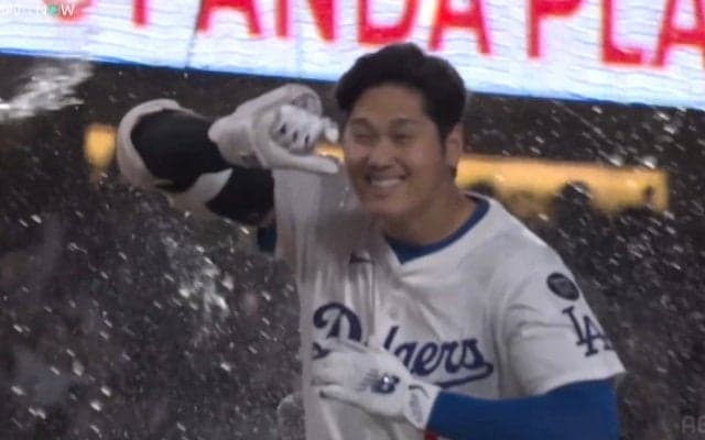 大谷翔平、劇的サヨナラ弾で「びしょ濡れ」手荒い歓迎を受ける…“フライング”のチームリーダー、最後まで水をかけ続けたのはあのムードメーカー「やっぱりw」