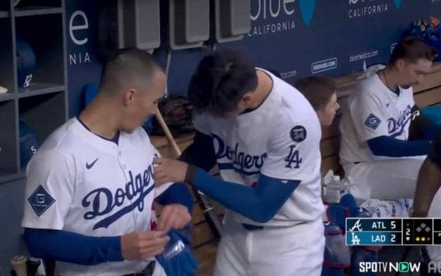 「パワーをもらった？」大谷翔平とドジャースの“絶好調男”のやりとりが話題…ベンチで絡み“ゲン担ぎ”→その後大谷がサヨナラホームラン