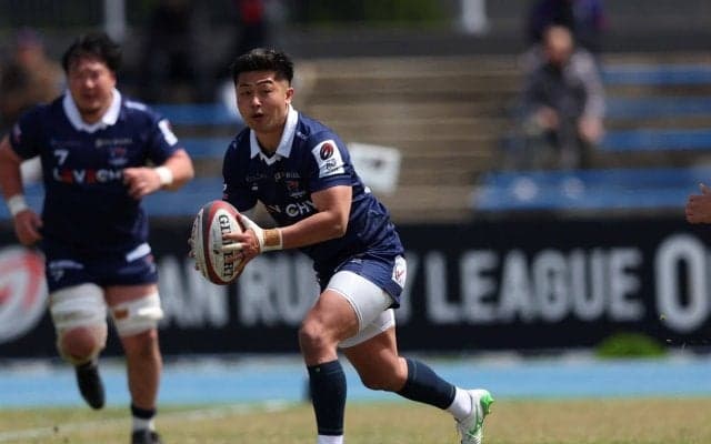 チームを勝たせるスタンドオフへ。重圧と喜びを知る男が、初勝利の勢いのまま連勝へ