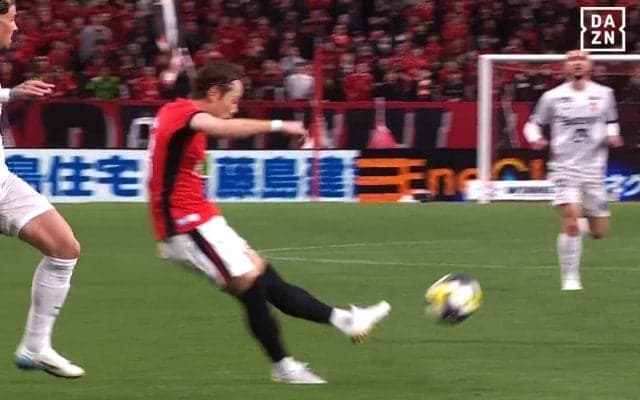 埼スタ震撼！ 驚愕の“逆足スーパーゴール”が話題騒然「凄すぎる」「時が止まった」「バケモノだ」浦和MF渡邊凌磨がGKお手上げの一撃を叩き込んだ瞬間