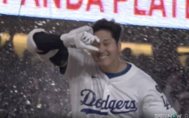 やりすぎ！ 大谷翔平、サヨナラ弾直後の姿に衝撃「ヤバいw」手荒すぎる祝福にネット爆笑「水かけすぎw」「めっちゃ嬉しそう！ 」