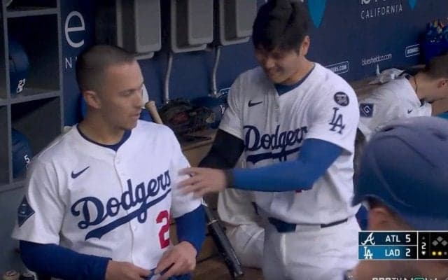 めっちゃ楽しそう…！ 大谷翔平、ベンチではしゃぎまくる「テンション高っ」「最高すぎる」 同僚のアーチで見せた“ほっこりシーン”