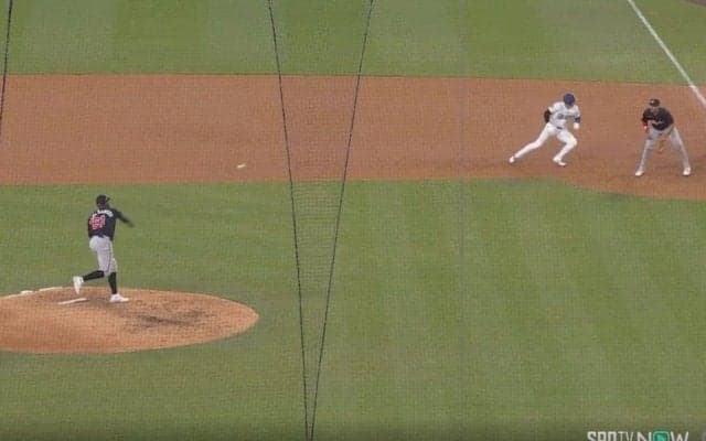 何が起きた…？ 大谷翔平、イライラ走塁で“まさかの展開”「リードしすぎw」 相手投手が痛恨ミス…牽制悪送球「大谷さん揺さぶりすぎ」