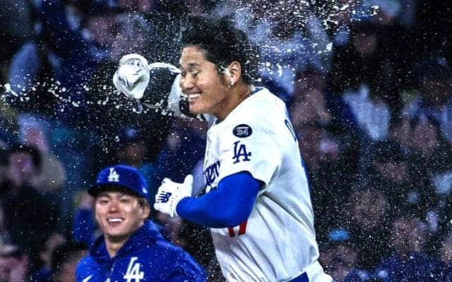 サヨナラ弾の後に大谷翔平が見せた“謎ポーズ”は何？ ベッツもノリノリ…米メディアが注目「トレンドになるかも」「ダグアウトは最高の雰囲気」