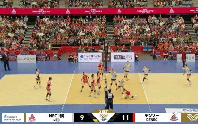 ご、ごめん… 女子バレー、思わず出てしまった左手 味方のレシーブを邪魔しちゃってほっこり